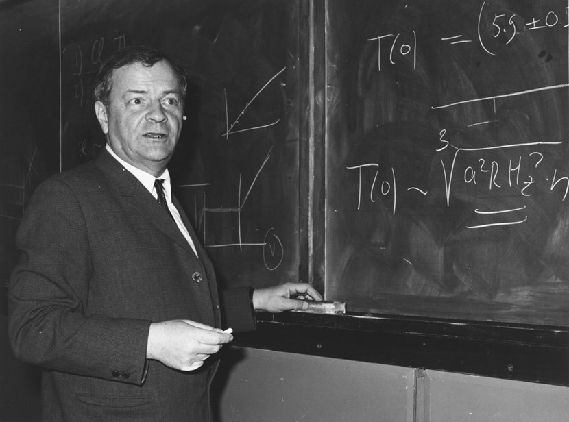 Doté d'un « chambre toroïdale et de bobines magnétiques » le tokamak s'est imposé, dès la fin des années 1960, comme la plus performante des machines de fusion. Son concept doit tout au physicien Lev Artsimovitch (1909-1973). Promoteur de la collaboration scientifique entre l'Est et l'Ouest, il considérait que l'énergie de fusion « serait disponible quand l'humanité en aurait besoin.» (Click to view larger version...)